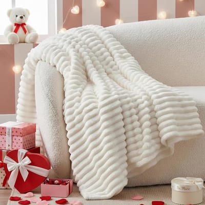 STAR&STER Knuffelige, Plaid zachte deken klein - zachte flanellen deken Ivory White 125 x 150 cm voor de bank, decoratieve strepen koord fleece deken als banksprei voor de woonkamer, sprei voor breed gebruik