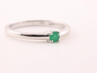 Fijne hoogglans zilveren ring met smaragd - maat 17.5