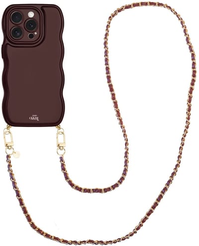 xoxo Wildhearts Glossy Wavy Cord Case Burgundy - Geschikt voor iPhone 16 Pro Max - Classic Chain - Lang koord - Glimmend telefoonhoesje met golven - Hoesje met koord - Bordeaux rood met gouden ketting - Telefoonkoord - Lange variant koord