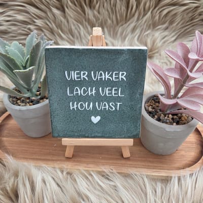 Robuust Wenstegeltje "Vier vaker lach veel" – Hip trendy tegeltje – Cadeau voor Nieuwe Woning, Housewarming of Gezinscadeau – Sfeervol en Persoonlijk - Vriend(in) - Zomaar – Trendy nu – Decoratief Tegeltje met Standaard – Cadeau Idee