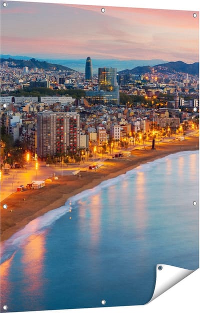 Gards Tuinposter Barcelona Strand met Stad bij Zonsondergang - 90x120 cm - Tuindoek - Tuindecoratie - Wanddecoratie buiten - Tuinschilderij