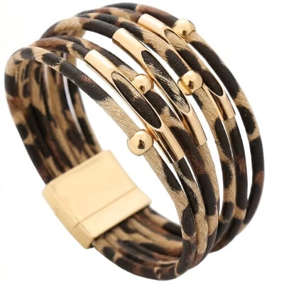 Brede dames armband met luipaardprint en goudkleurige magnetische sluiting – meerlaagse look – modieus design