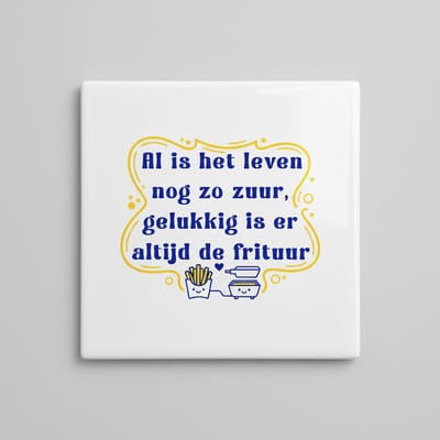 Grappige Friet Spreuk Keramische Tegel 15x15 cm – “Al is het leven nog zo zuur, gelukkig is er altijd de frituur” Keukenmuur Decor