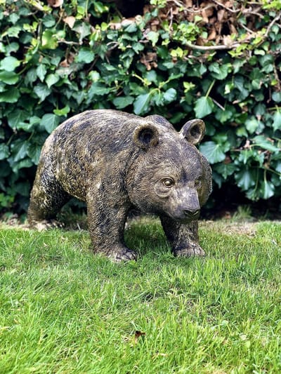 Pandabeer bronskleur 32 cm hoog - polyester - polyresin - polystone - hoogkwalitatieve kunststof - decoratiefiguur - interieur - accessoire - voor binnen - voor buiten - cadeau - geschenk - tuinfiguur - tuinbeeld - Kerst - Nieuwjaar