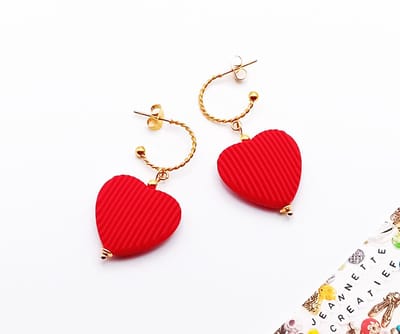 Jeannette-Creatief® - Fun - Golden Earrings with Red Hearts - Oorringen met Rode Hartjes Acryl - Oorringen - Oorringen met Bedels - Bedel Hartje - Oorbellen - Hartjes - Love - Valentijn - Moederdag