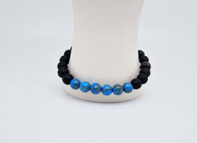 Handgemaakte "Armband Vulkanische" natuurstenen armband “Lava Donker - Blauw howliet gesponnen goud” - 8 mm diameter van de korrel- Diameter armband 20 cm - Een mooi cadeau voor familie en vrienden