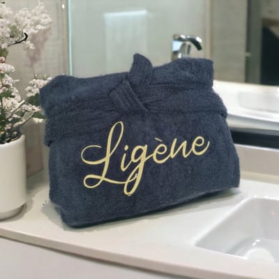 Badjas zwart kleur van badstof voor dames / heren / unisex geborduurd met naam borst en rug perfecte cadeau voor hem of haar, valentijn, huwelijk, verjaardag, jubileum, mama, papa, opa, oma, moeder maat XXL/XXXL Valentijn cadeautje voor hem of haar