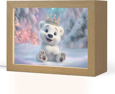 Nachtlampje 20x15 cm - Kinder lampje - Ijsbeerwelp - Sneeuw - Lichtjes - Kroon - Tafellamp kinderkamer - Slaapkamer lamp - Bedlamp kinderen - Kinderlampje stopcontact - Wandlamp babykamer - Nachtlampjes