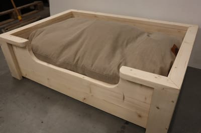 Houten hondenmand Vito van nieuw steigerhout inclusief beige kussen 110x80x30 cm