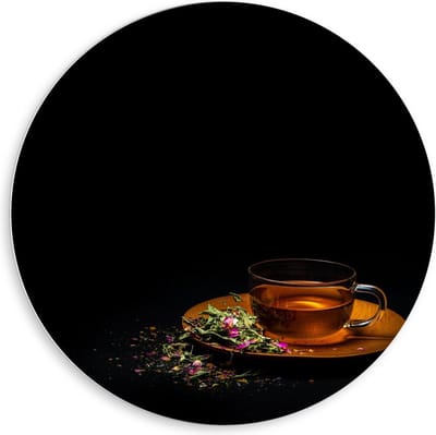 Forex Wandcirkel - Kopje Thee met Bloemen met Zwarte Achtergrond - 80x80cm Foto op Wandcirkel (met ophangsysteem)