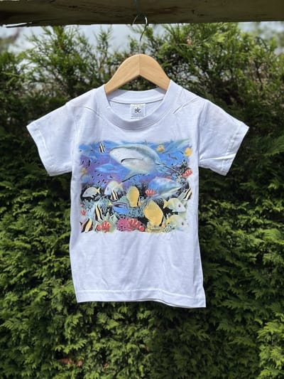 Magic By Sun - T-shirt Haai - Solar T-shirt - de print verkleurd door de zon! Maat 86-92