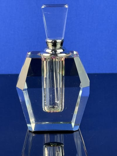 Luxe Kristallen Parfumfles – Modern Design met Zilverkleurige Accenten