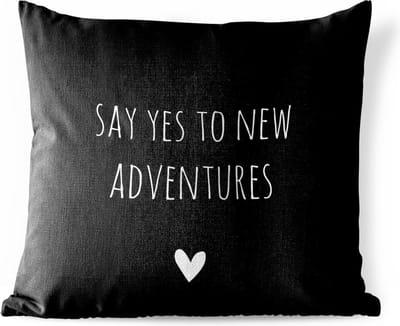 Buitenkussen - Engelse quote "Say yes to new adventures" met een hartje tegen een zwarte achtergrond - 45x45 cm - Weerbestendig
