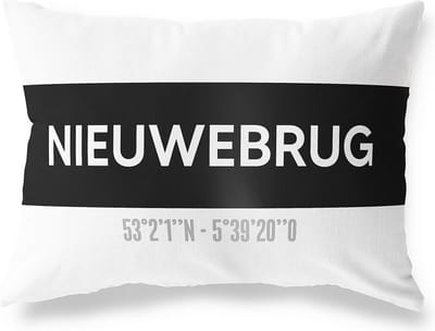 Tuinkussen NIEUWEBRUG - FRIESLAND met coördinaten - Buitenkussen - Bootkussen - Weerbestendig - Jouw Plaats - Studio216 - Modern - Zwart-Wit - 50x30cm