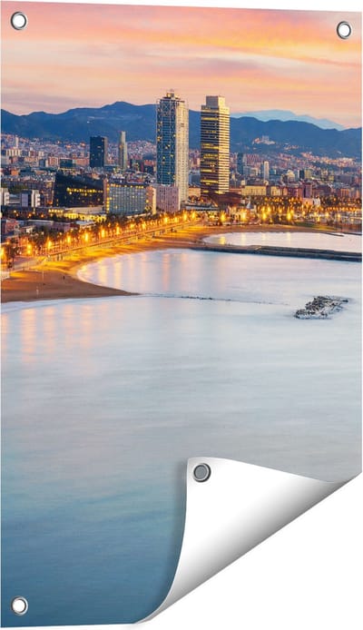 Gards Tuinposter Barcelona Strand met Stad bij Zonsondergang - 40x60 cm - Tuindoek - Tuindecoratie - Wanddecoratie buiten - Tuinschilderij