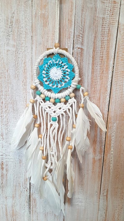 Dromenvanger lichtblauw gekleurd macrame met naturel kralen ±10cm