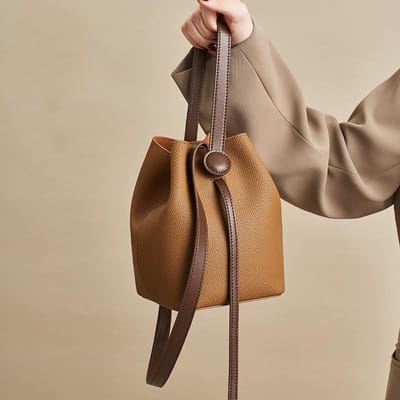 Dit jaar zijn trendy tassen, groentemandjes, bucket bags, high-end single-shoulder crossbody damestassen en modieuze handtassen in de mode.