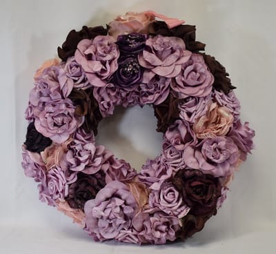 ZoeZo Design - Krans - bloemenkrans - hangkrans - kunstbloemen - roze - paars - bordeaux - Ø 40 cm - riet - wol - kunststof - textiel - wandornament - woonaccessoire