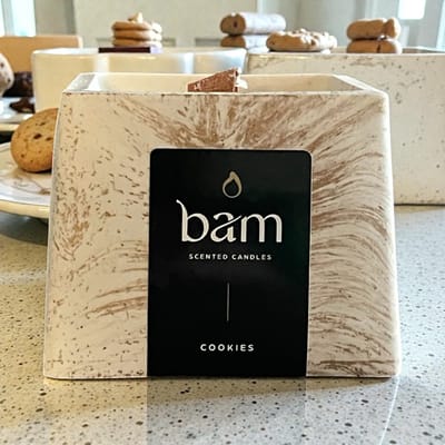 BAM Cookies Geurkaars in Goud Gemarmerd Vierkant Potje met Houten Wiek - Handgemaakt in België -kaars op basis van zonnebloemwas - cadeau - vegan