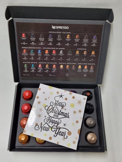 Koffie Proeverij Pakket met 20 stuks verschillende smaken en Mystery Card 'Merry Christmas & Happy New Year' met persoonlijke (video) boodschap | Verjaardag | Sinterklaas | Kerstpakket | Vaderdag | Moederdag | Jubileum