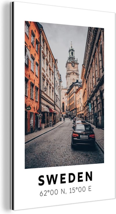 Wanddecoratie Metaal - Aluminium Schilderij Industrieel - Zweden - Scandinavië - Kerk - Auto - 120x180 cm - Dibond - Foto op aluminium - Industriële muurdecoratie - Voor de woonkamer/slaapkamer
