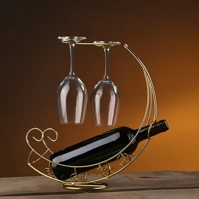 Luxe Gouden Wijnfleshouder met Glazenrek – Elegant Metaal Design voor 1 Fles & 2 Wijnglazen – Wijnstandaard Cadeau – Woondecoratie Bar Accessoire