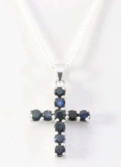 Fijne zilveren kruishanger met blauwe saffier aan ketting