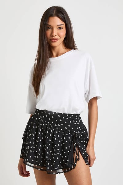 boohoo Dames Polka Dot Ruffle Chiffon Mini Rokje met Strikbandjes | Zwart | Maat: 40