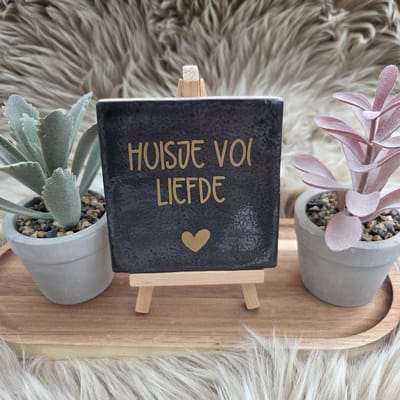 Robuust Wenstegeltje – Huisje vol Liefde – Hip trendy tegeltje – Wanddecoratie – Cadeau voor Nieuwe Woning, Housewarming of Gezinscadeau – Sfeervol en Persoonlijk - Vriend(in) – Trendy nu – Decoratief Tegeltje met Standaard – Cadeau Idee