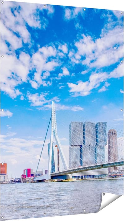 Gards Tuinposter Erasmusbrug aan het Water in Rotterdam - 120x180 cm - Tuindoek - Tuindecoratie - Wanddecoratie buiten - Tuinschilderij