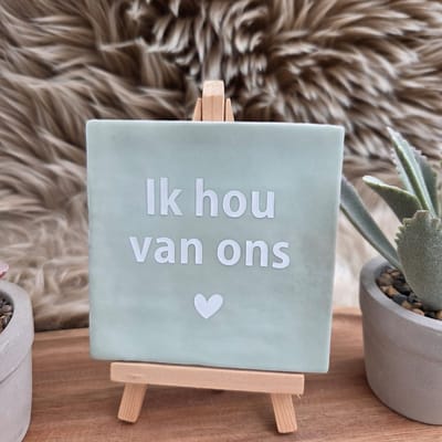 Robuust Wenstegeltje – Ik Hou van Ons – Hip trendy tegeltje – Cadeau voor Partner, Valentijn of Jubileum – Stijlvol en Persoonlijk Woonaccessoire - Zomaar - Voor jezelf – Trendy nu – Decoratief Tegeltje met Standaard – Cadeau Idee