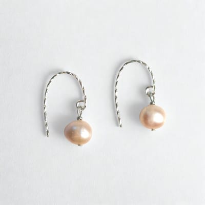 Handgemaakte 925 sterling zilveren oorhangers met roze zoetwaterparel (8 mm) – Rhodium plated - Elegant & Tijdloze oorbellen met echte parels - The Jewellery Salon