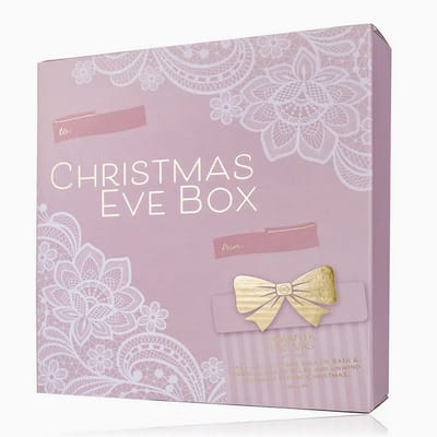 Kerst - Geschendoos - ROMANTISCHE DROMEN voor een ontspannen avond voor Kerstmis, incl. 200ml schuimbad, 60g badzout, geurkaars, 15g net-spons, deurhanger, geur: Theeroos & Fluweel