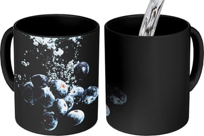 Magische Mok - Foto op Warmte Mokken - Koffiemok - Blauwe bessen - Fruit - bes - Stilleven - Water - Zwart - Magic Mok - Beker - 350 ML - Theemok