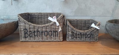 Rieten Badkamer Manden Set - 2-delig - Met Tekst “Bathroom” - SRIMIT GREY - Landelijke Opbergmanden - Decoshoppen.nl