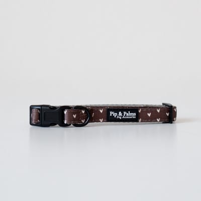 Pip & Palms - Honden Halsband Choco Loco Love - Bruin - Maat XS (22–30 cm) - 1,5cm breed - Comfortabel & Stijlvol - Hondenhalsband - voor Kleine honden