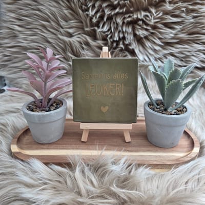 Robuust wenstegeltje “Samen is alles leuker!” - 10cm x 10cm – Liefde & Vriendschap Cadeau – Keramiek – Decoratie – Relatie Cadeautje - Vriendschap - Trendy nu – Decoratief Tegeltje met Standaard – Cadeau Idee