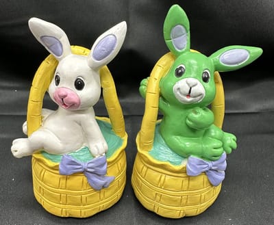 Decoratieve beeldjes "paashazen in mandjes"- Set van 2 stuks - wit & groen - polyresin - hoogte 10 x 7 x 5 cm - Woonaccessoires - Decoratieve beelden - Paasdecoratie