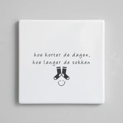 Hoe Korter de Dagen, Hoe Langer de Sokken Keramische Tegel – Gezellige Winter Quote Wanddecoratie – 15 x 15 cm
