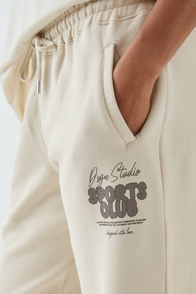 Dames DSGN Studio Sports Bubble Slogan Geboorde Oversized Jogger | Stone | Maat: XS