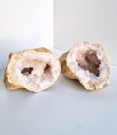 ThaleiaDesign - Marokkaanse Geode - Edelstenen en Mineralen - Kristallen - Geode - Spiritualiteit - Woondecoratie - bergkristal - interieur - meditatie - chakra