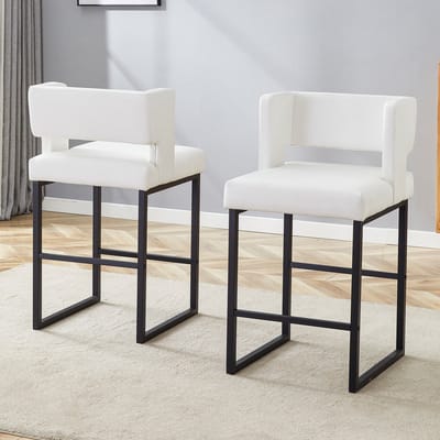 Twee sets witte Nordic Windbar-stoelen, met een modern vierkant ontwerp, zwarte metalen poten en een lichtgewicht en comfortabele constructie. Ontworpen om aan uw uiteenlopende productbehoeften te voldoen.