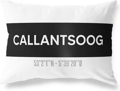 Tuinkussen CALLANTSOOG - NOORD-HOLLAND met coördinaten - Buitenkussen - Bootkussen - Weerbestendig - Jouw Plaats - Studio216 - Modern - Zwart-Wit - 50x30cm