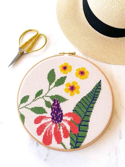 Studio Koekoek - Zomerbloemen borduurpakket voor beginners - op lichtroze Aida stof - inclusief houten borduurring van 20 cm - gemaakt in Amsterdam