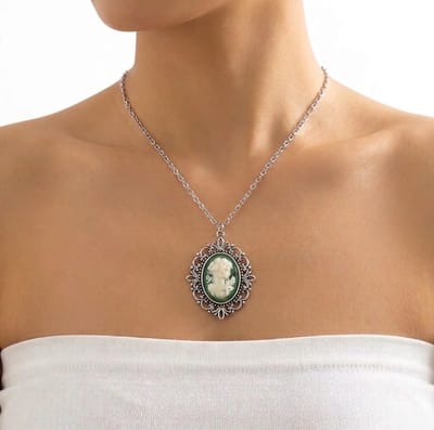 Zilverkleurige schakel ketting voor dames met ovaal hanger cameo stijl groen wit