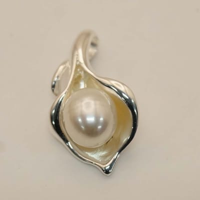 sterling zilveren hanger van een schelp met een witte parel erin - hals hanger van een 925 zilver schelp met een zoetwater parel - vrouwelijke hanger gemaakt van 925 zilver - schelp / blad hangertje - sierlijke hanger met parel