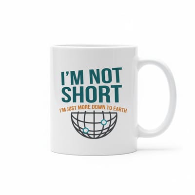 “I’m Not Short, I’m Just More Down to Earth” Mok – Grappige Lengte Humor Koffiemok 330 ml