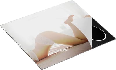 Chefcare Inductie Beschermer Vrouw in Bed klaar voor Seks - Erotiek - 60x50 cm - Afdekplaat Inductie - Kookplaat Beschermer - Inductie Mat