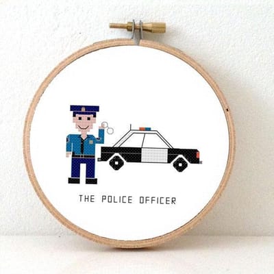 Manlijke politie agent borduurpakket | Borduurpakket voor volwassenen | Politie man kado maken  | Borduurpakket inclusief borduurring, DMC borduurgaren, Aida borduurstof, borduurnaald en instructies