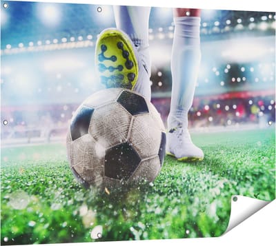 Gards Tuinposter Voetbalspeler met de Bal in het Stadion - 120x90 cm - Tuindoek - Tuindecoratie - Wanddecoratie buiten - Tuinschilderij
